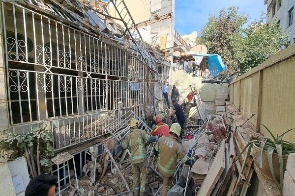 فوت یک کارگر در حادثه ریزش ساختمان قدیمی در خیابان جمهوری+ فیلم