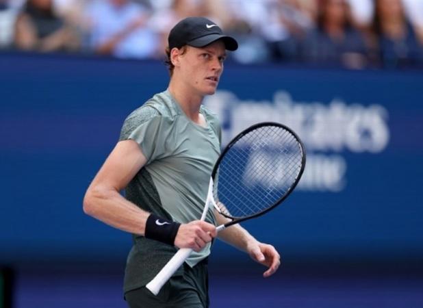 بازگشت باشکوه سینر با کفش‌هایی به افتخار «خانه» + عکس