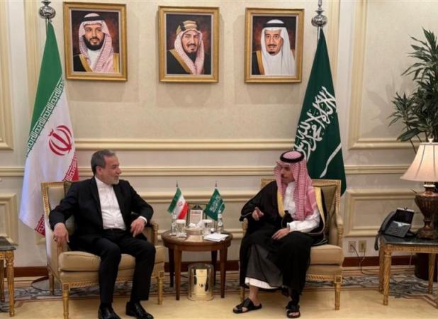 توقف کوتاه عراقچی در عربستان و دیدار با مقامات این کشور