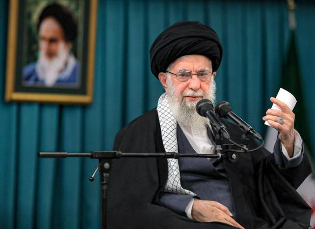 تصویر رهبری در مراسم تشییع سردار بلندپایه سپاه