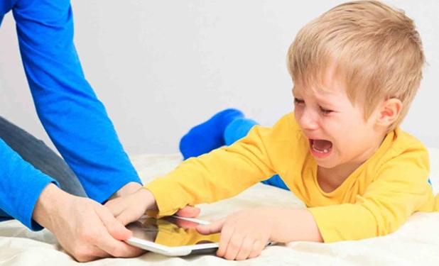 از تلفن همراه برای آرام کردم کودکان استفاده نکنید