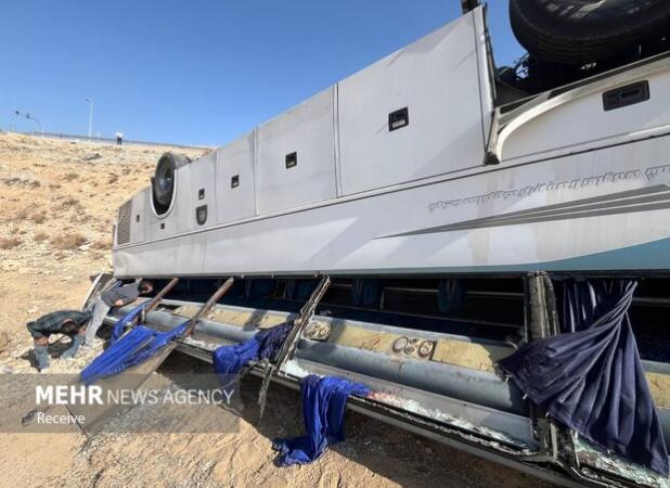 واژگونی اتوبوس در محور یاسوج-سمیرم؛ ۴ کشته و ۱۳ مصدوم