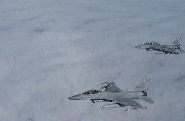 اعتراف آمریکا به قدرت پدافند هوایی یمن؛ اف-۱۶ موشک‌باران شد