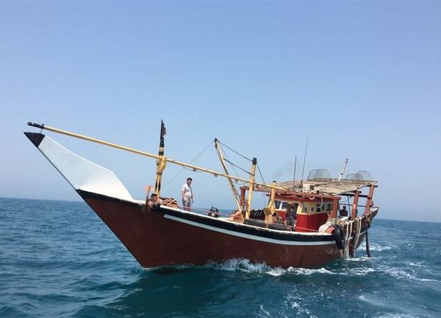 توقیف لنج صیادی غیرمجاز و کشف ۵۰۰ کیلوگرم آبزیان در آب‌های کیش