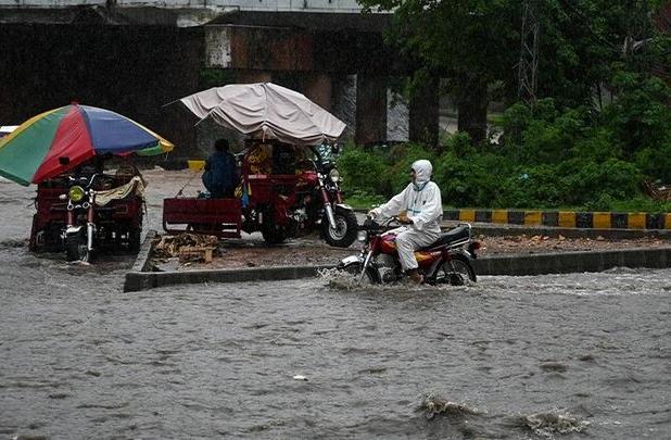 بارش شدید باران در پاکستان/ ۱۲ نفر جان باخته و ۳۲ تَن زخمی شدند