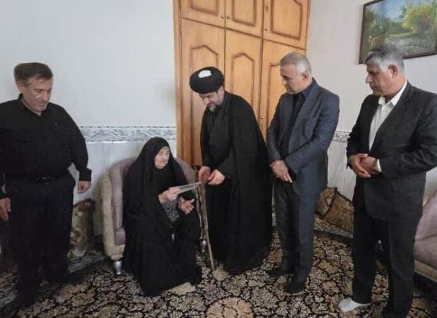 مسئولان شهرستان گناوه به دیدار مادر شهید «حاصل زارعی» رفتند