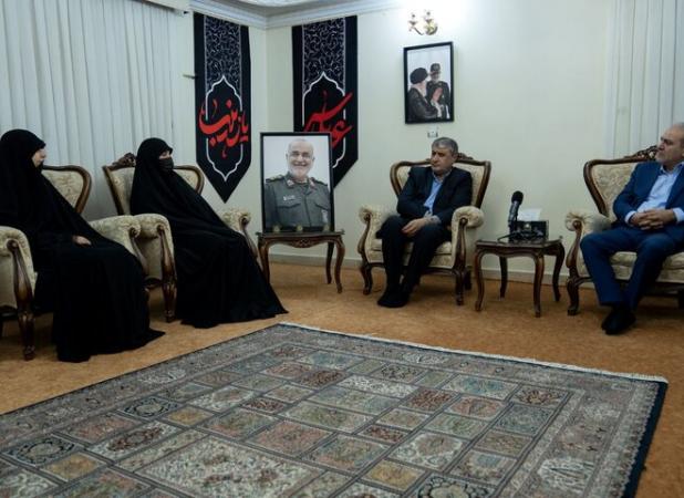 حضور رئیس سازمان انرژی اتمی در منزل سرداران شهید جنگ تحمیلی ۱۲ روزه