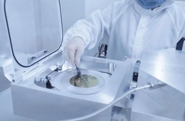 مرد چینی فلج با تراشه مغزی به روبات‌ها دستور داد