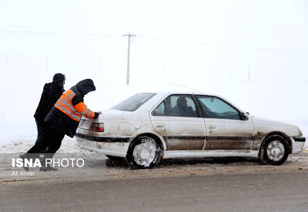 امدادرسانی به ۳۵۰ خودروی گرفتار برف در لرستان