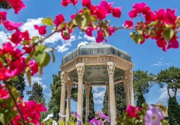 پیوند نسل جوان با حافظ شدنی است