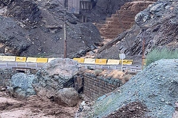 ریزش سنگ ۲ فوتی برجای گذاشت/بازگشایی محور کندوان