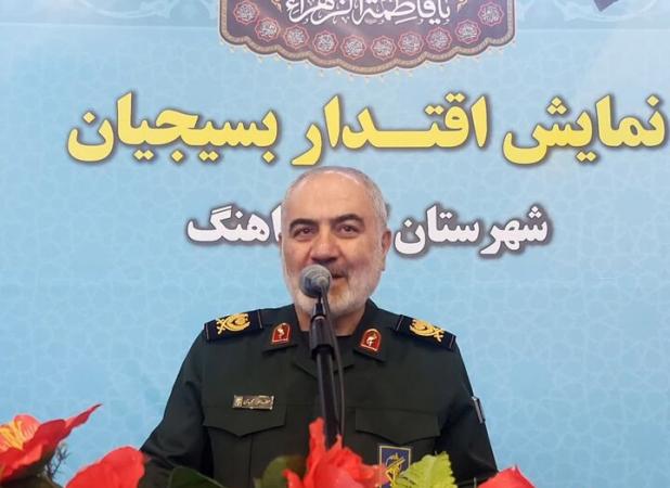 دشمن این بار با حربه لبخند به عرصه جنگ ما آمده است