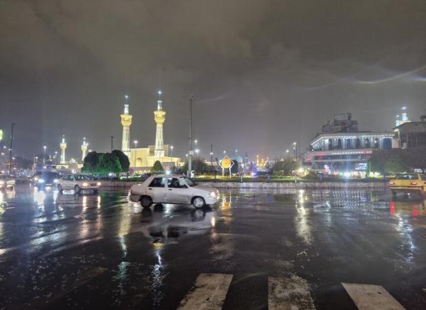 بارش باران پاییزی در جوار بارگاه منور امام رضا(ع)