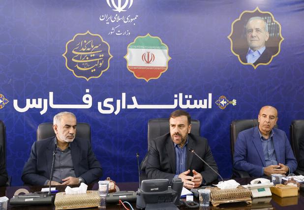 استاندار فارس: عقب‌ماندگی در توسعه فیبرنوری پذیرفتنی نیست/ تعیین تعرفه‌ اپراتوراها در چارچوب قانون صورت گیرد