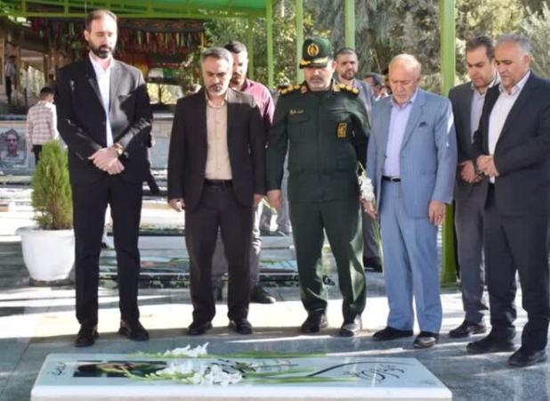 همه مسئولان لرستان در خدمت به خانواده شهدا پیش‌قدم شوند