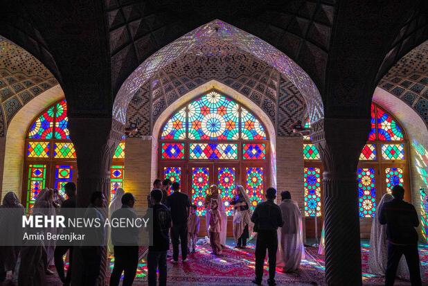مسجد نصیرالملک تلاقی رنگ و نور در قلب شیراز