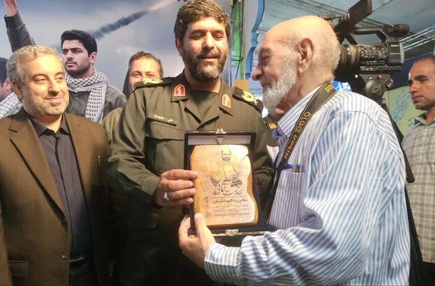 تجلیل از عکاس پیشکسوت دفاع مقدس در کنگره ۸ هزار شهید گیلان