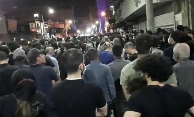 وضعیت آبادان در پنجمین شب حادثه/ پلیس با گاز اشک‌آور مانع ورود تجمع‌کنندگان به «متروپل» شد