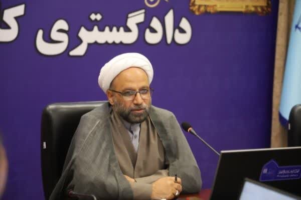 دادگاه علنی مقام قضایی را در یک اتاق شیشه‌ای قرار داده است
