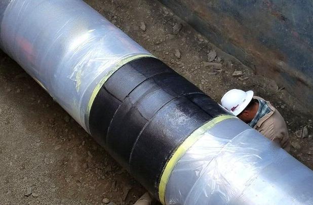 رفع نشتی بنزین در محدوده پل ۱۷ شهریور یزد