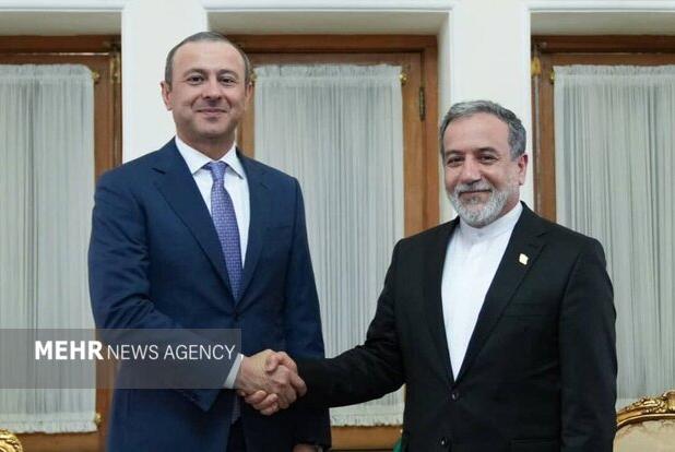 دیدار دبیر شورای امنیت ارمنستان با عراقچی