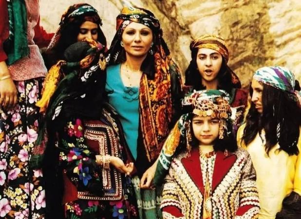 فرح دیبا در میان زنان لرستانی سال ۱۳۵۶