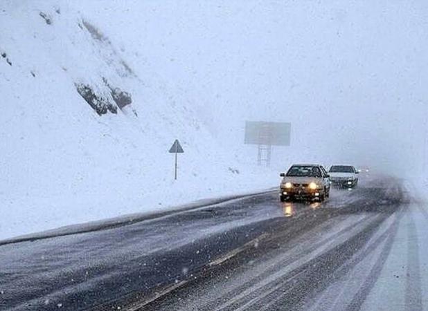 بارش برف و باران در ۲۴ محور مواصلاتی