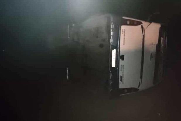 واژگونی اتوبوس در محور ایرانشهر ۳ کشته و ۴۰ مجروح بر جا گذاشت