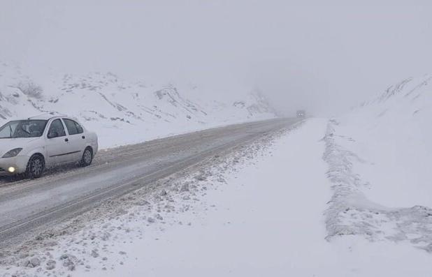 محورهای غرب و جنوب اصفهان برفی و مه‌آلود است