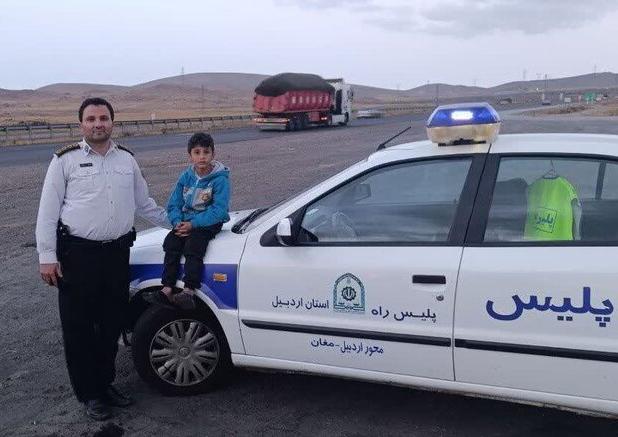 جا گذاشتن کودک اردبیلی در سفر خانوادگی/افسر پلیس ناجی شد