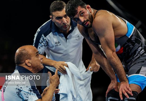 حضور همزمان احسان امینی در کشتی آزاد جوانان و بزرگسالان