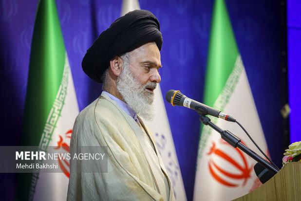 امام جمعه قم: مذاکرات غیرمستقیم با آمریکا نباید کشور را شرطی کند