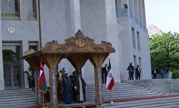 رئیسی به طور رسمی از سلطان عمان استقبال کرد