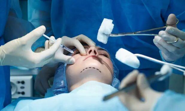 پزشکی پولساز در روزهای سخت: از نسخه نویسی تا جراحی‌های زیبایی