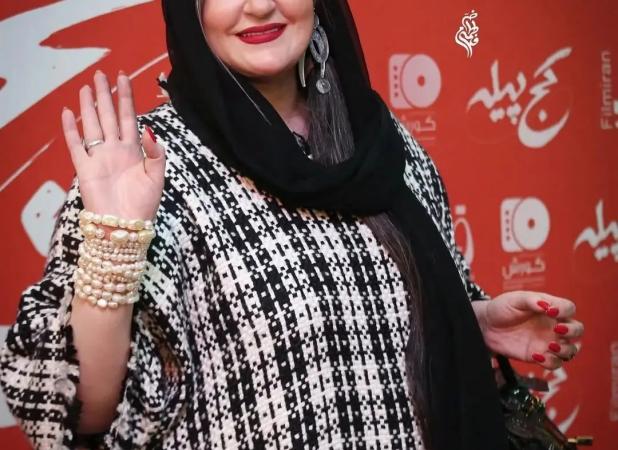 تصاویر نعیمه نظام‌دوست با پالتوی چهارخانه و لبخند همیشگی