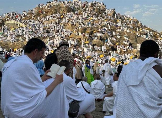 پخش زنده دعای عرفه از شبکه‌های تلویزیونی