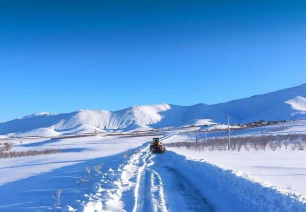 بازگشایی راه ۱۸ روستای مسدودشده با برف در آذربایجان غربی