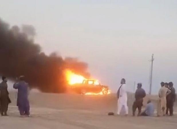 خودرو مهندسان پروژه انتقال آب چابهار - زاهدان آتش گرفت