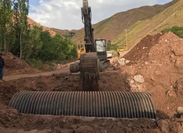 احداث دو دستگاه آب رو لوله ای در محور روستایی دیزان به ناریان
