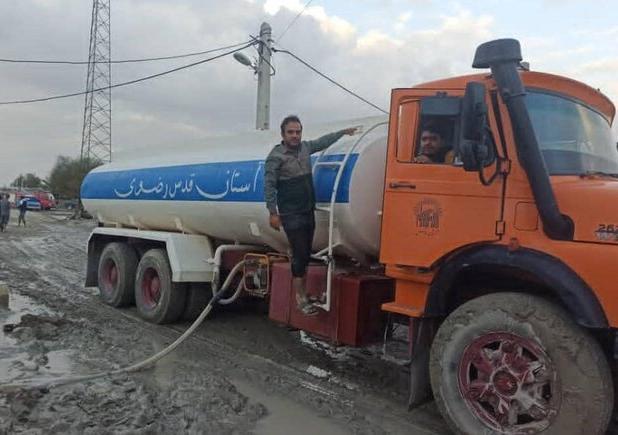 آب‌رسانی سریع تانکر آب آستان قدس رضوی در مناطق سیل‌زده شهرستان سیریک