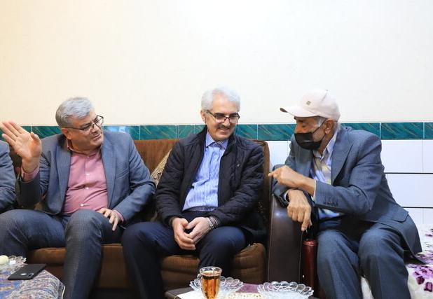 جمعی از مدیران ایسنا با خانواده شهید عمرانی در استان کرمان دیدار کردند 