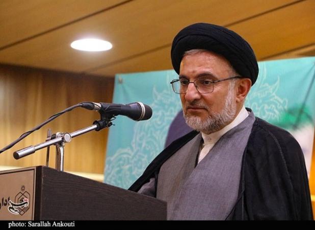 پرچم ایران اسلامی در کنار پرچم امام حسین(ع) در هیئت‌ها نصب شود