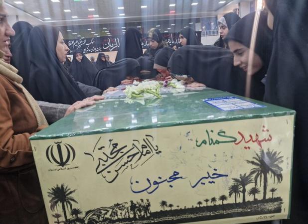 لحظه ورود پیکر ۶ شهید گمنام برای تشییع میان خیل جمعیت در بیرجند