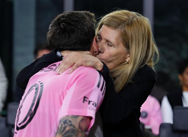 لیونل مسی پس از قهرمانی به آغوش مادر پناه برد