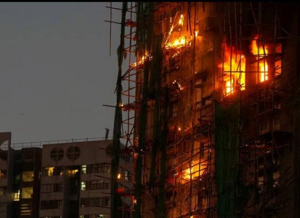 آتش‌سوزی مهیب در هنگ کنگ با ۳۶ کشته و ۲۷۹ مفقود+ تصاویر