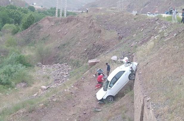 سقوط خودروی سواری به دره در محور لوشان به قزوین