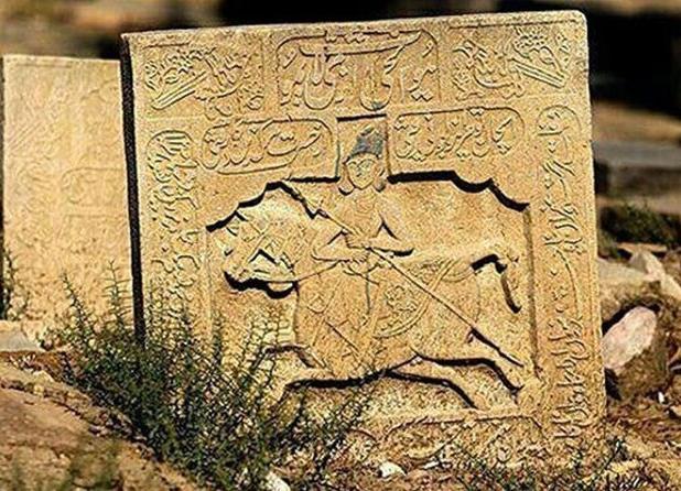 سنگ‌نوشته‌هایی که زمان را جاودانه کردند؛ روایت ماده تاریخ در تخت فولاد اصفهان