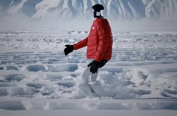روبات انسان‌نما ۱۳۰ هزار قدم در یخبندان پیاده‌روی کرد