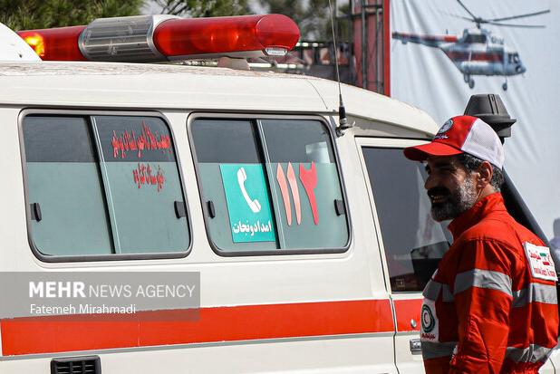 انتقال یک بیمار خانم از عراق به مرز مهران توسط تیم‌های هلال احمر