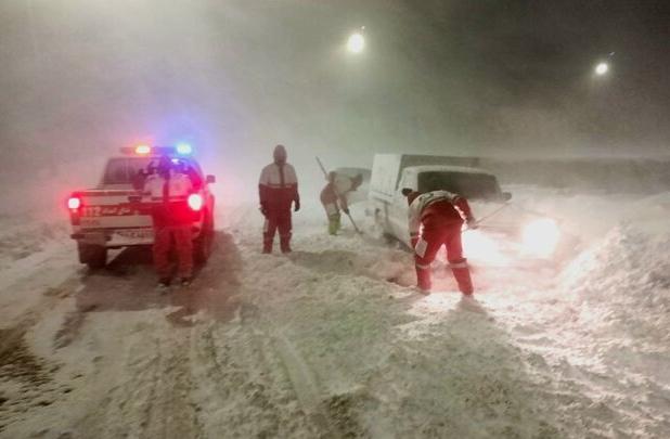 امدادرسانی به خودروها و مسافران گرفتار در برف در آذربایجان غربی